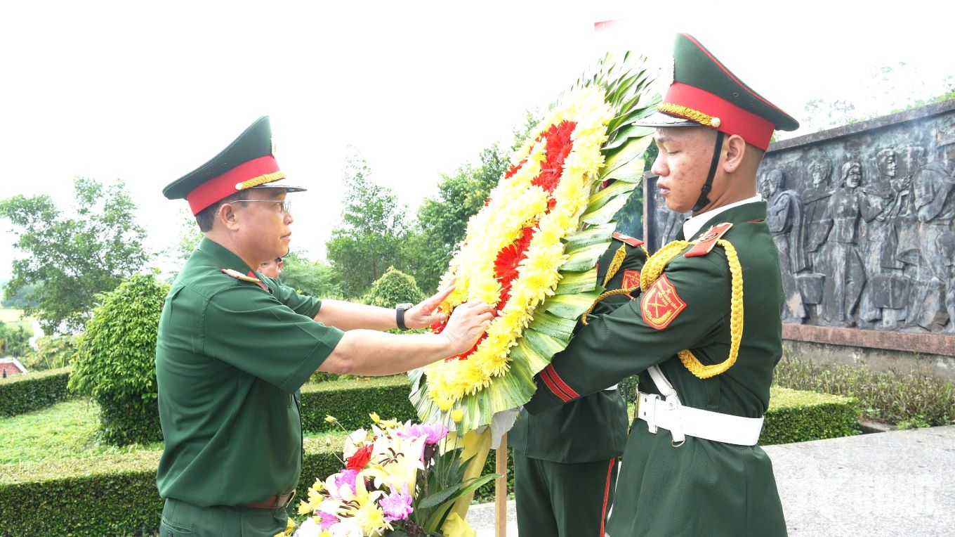 Bộ CHQS tỉnh Quảng Ngãi: Dâng hoa, dâng hương tại các “địa chỉ đỏ”